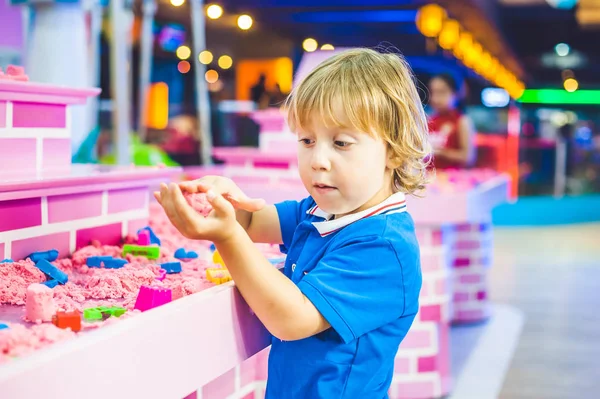 Junge spielt mit kinetischem Sand — Stockfoto