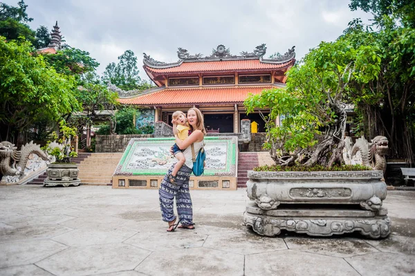 Toeristen moeder en zoon in lange pagode — Stockfoto
