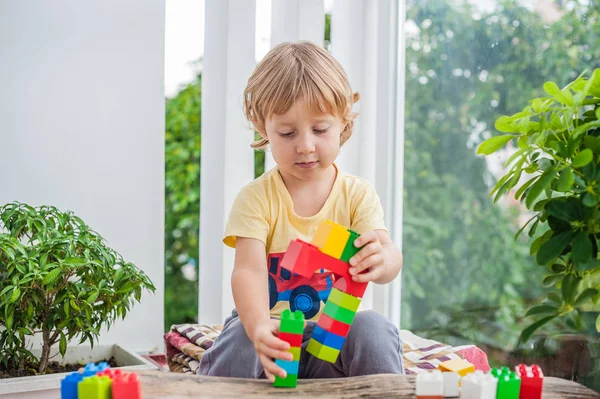 Çocuk ile renkli plastik blok — Stok fotoğraf