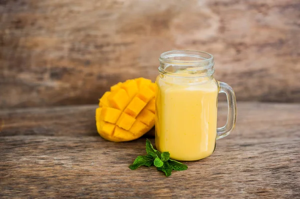 Mango smoothie in a glass Mason jar — Stock Photo, Image