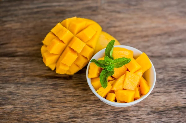 Mango vrucht en mango kubussen — Stockfoto