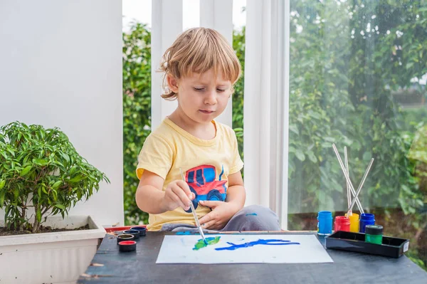 Mały chłopiec, Malowanie farbami kolorowe — Zdjęcie stockowe