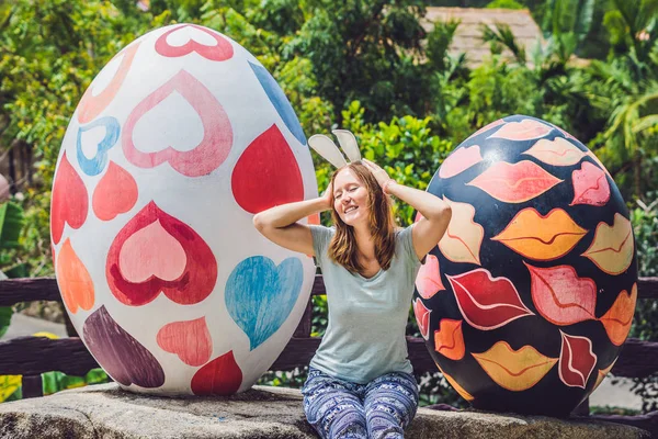 Piękna kobieta z bunny uszy — Zdjęcie stockowe