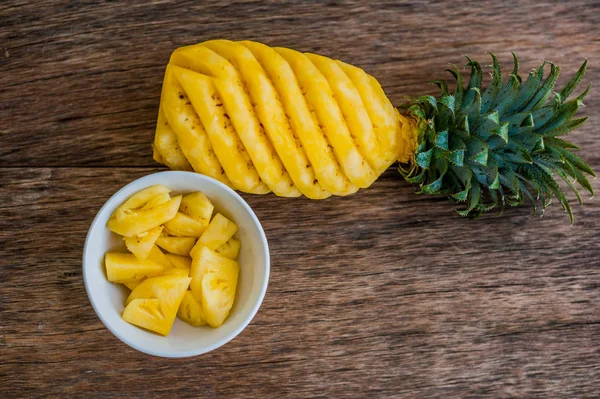 Ananász szeletekkel és ananász — Stock Fotó