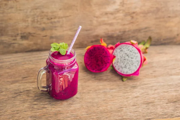 Smoothie einer roten Bio-Drachenfrucht — Stockfoto