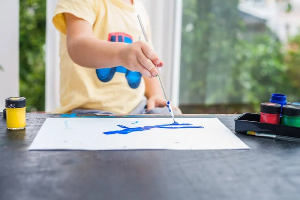 Μικρό αγόρι, ζωγραφική με πολύχρωμα χρώματα — Φωτογραφία Αρχείου