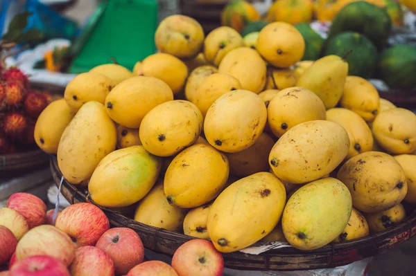 Корзина с манго на рынке — стоковое фото