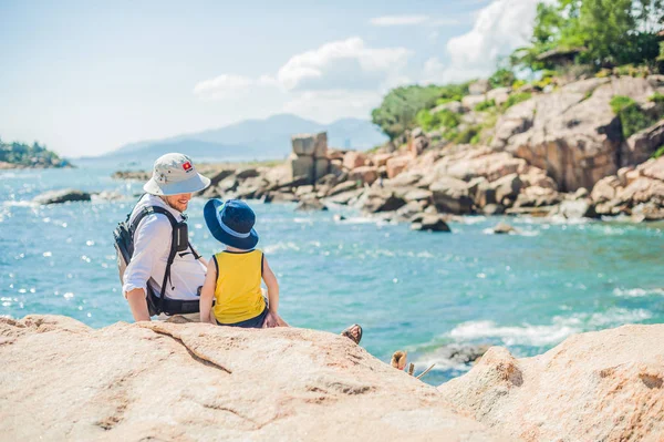 Father and son at the Hon Chong cape — Stock Photo, Image