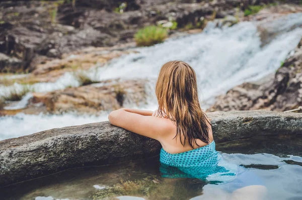 Woman relaxing in hot spring pool — Stock Photo, Image