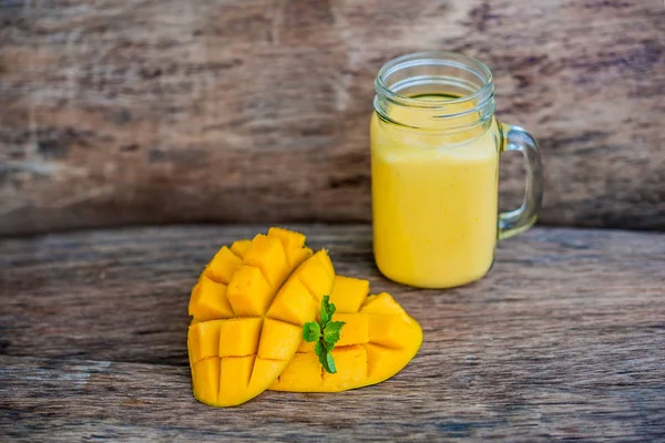 Mango smoothie in a glass Mason jar — Stock Photo, Image