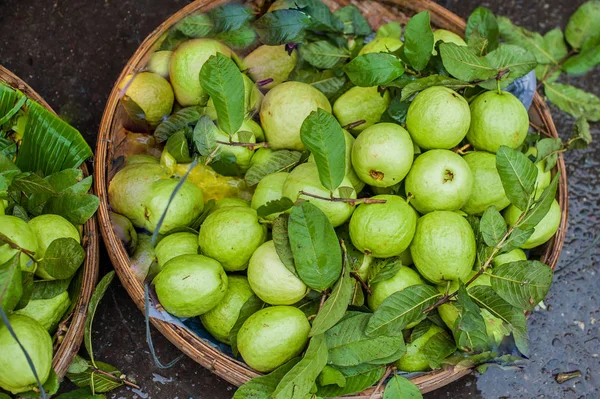 Goiaba na cesta de vime — Fotografia de Stock