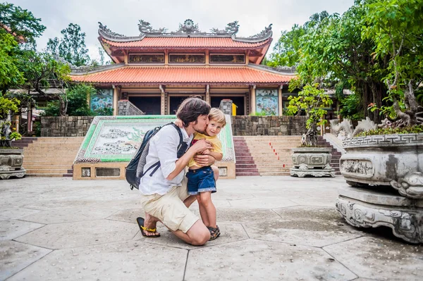 Pappa och son i Long Son Pagoda — Stockfoto