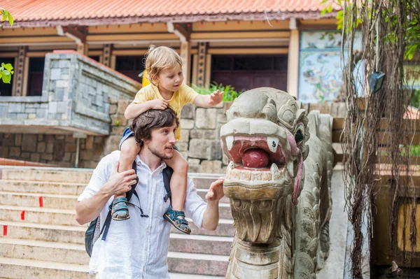 Pappa och son i Long Son Pagoda — Stockfoto