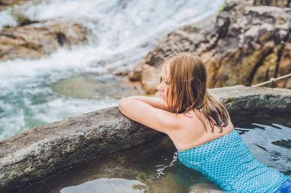 Woman relaxing in hot spring pool — Stock Photo, Image