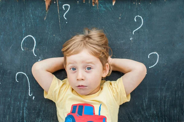 Niño con signos de interrogación — Foto de Stock