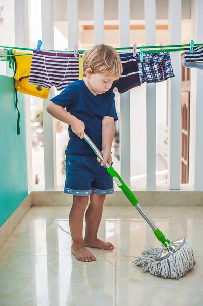 Garoto menino sala de limpeza — Fotografia de Stock