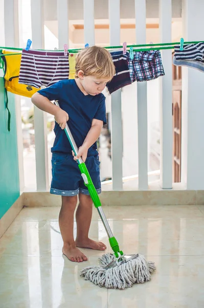 Habitación de limpieza niño niño — Foto de Stock