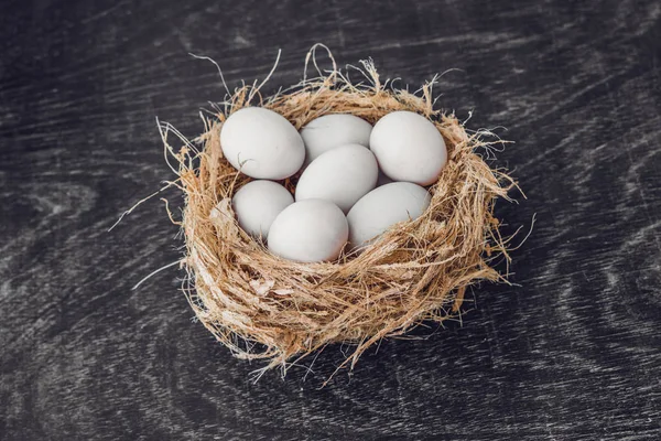 Uova bianche di Pasqua nel nido . — Foto Stock