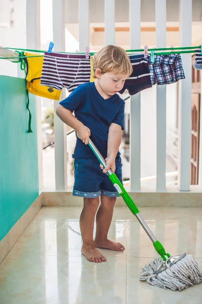 Kid boy rengöring rum — Stockfoto