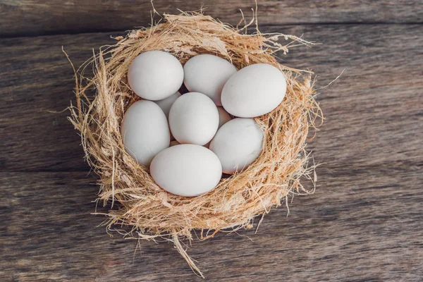 Uova bianche di Pasqua nel nido . — Foto Stock
