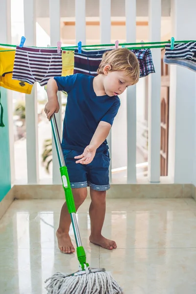 Habitación de limpieza niño niño — Foto de Stock