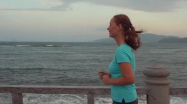 Sahil atletik kız.