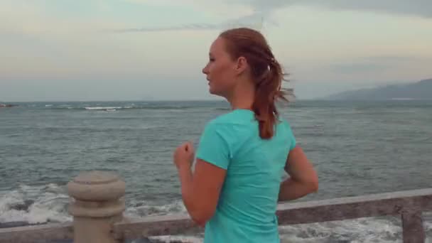 Chica atlética en primera línea de mar . — Vídeos de Stock