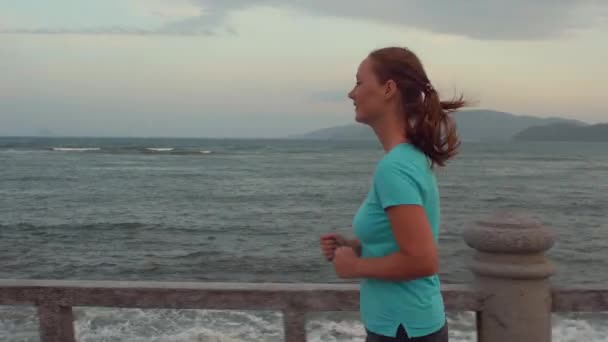 Atletisk flicka vid havet. — Stockvideo