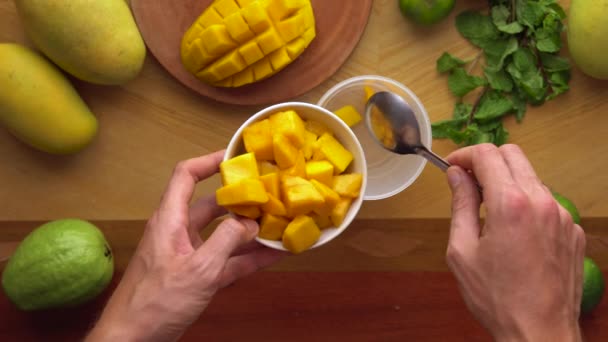 Hombre con batido de mango jugoso — Vídeos de Stock