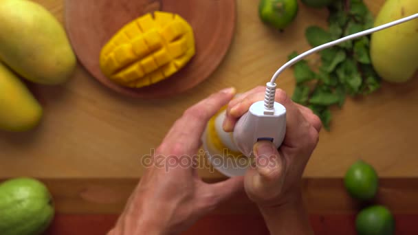 Homme avec smoothie à la mangue juteuse — Video