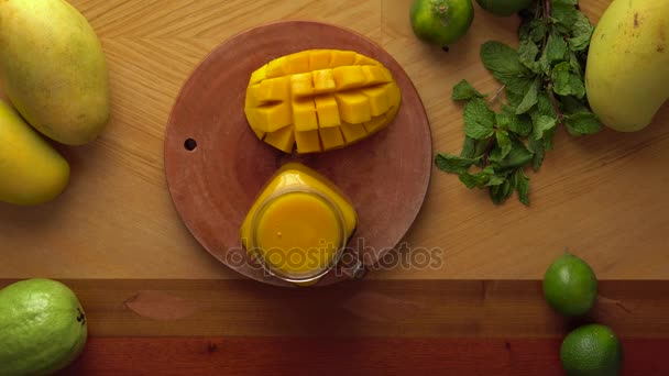 Mannen med saftig mango smoothie — Stockvideo