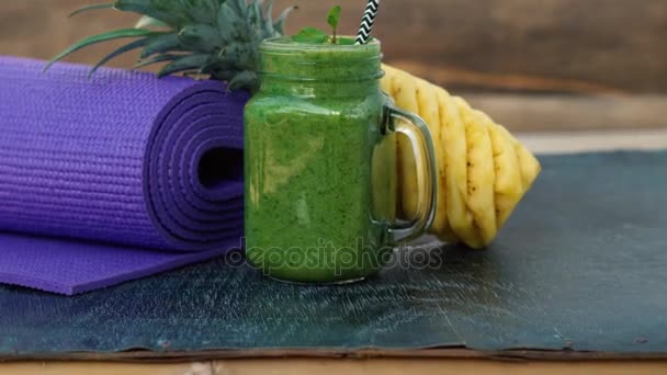 Green smoothie made of spinach and pineapple — Stock Video