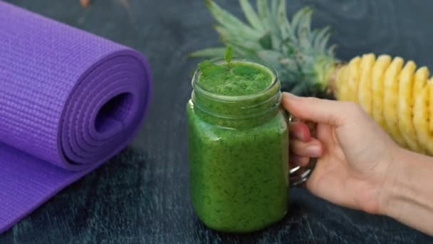 Hand med grön smoothie — Stockvideo