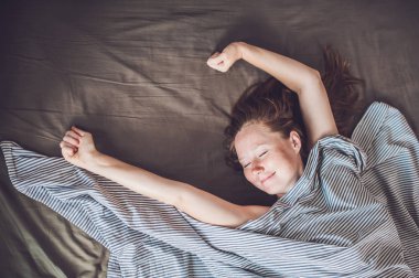genç kadın yatakta uzanarak