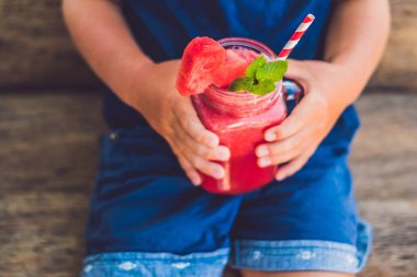 Çocuk sağlıklı karpuz güler yüzlü tutuyor