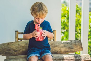 Çocuk sağlıklı karpuz güler yüzlü tutuyor