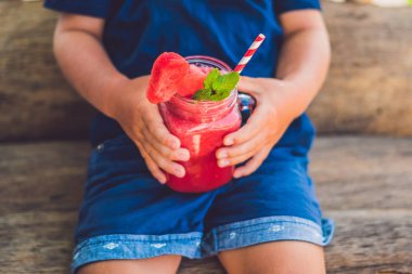 Çocuk sağlıklı karpuz güler yüzlü tutuyor