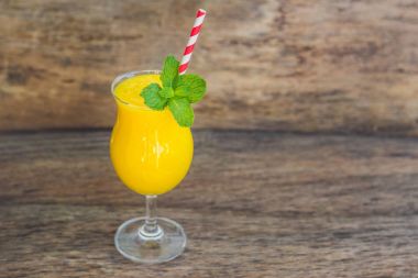 Mango gelen sulu güler yüzlü