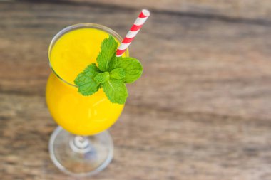 Mango gelen sulu güler yüzlü