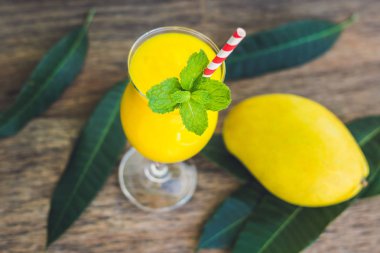 Mango gelen sulu güler yüzlü