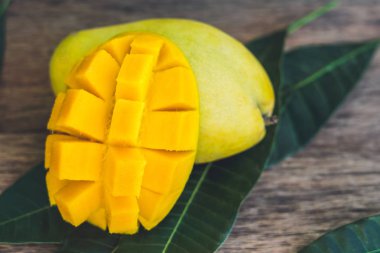 Mango ve mango yaprakları