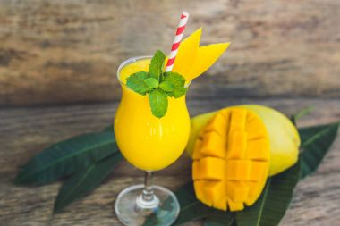 Mango gelen sulu güler yüzlü