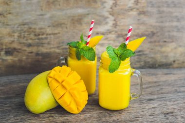 Mango gelen sulu güler yüzlü