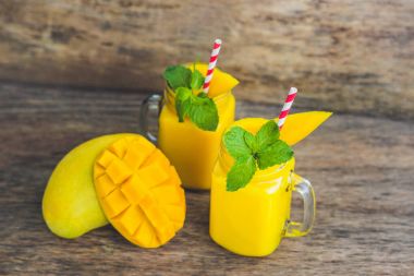 Mango gelen sulu güler yüzlü