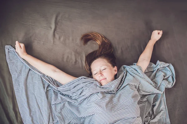Mujer joven acostada en la cama —  Fotos de Stock