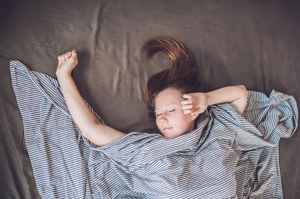 ベッドで横になっている若い女性 — ストック写真