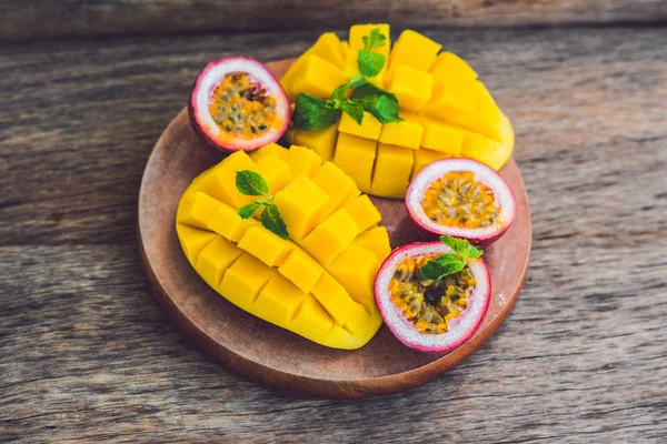Mango and passion fruit — Stock Photo, Image
