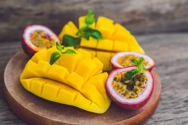 Mango ve tutku meyve — Stok fotoğraf