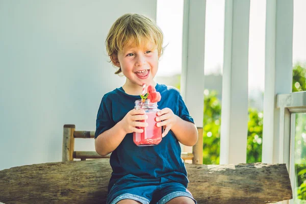 El chico sostiene un batido de sandía saludable. — Foto de Stock