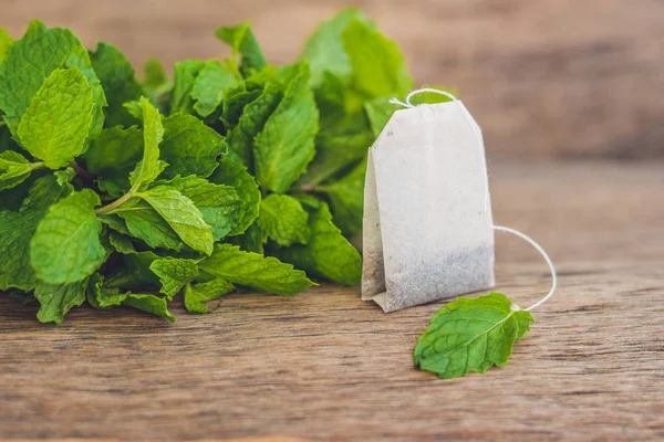 Bolsas de té sobre fondo de madera —  Fotos de Stock